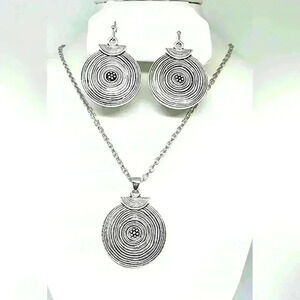 NWOT Exquisite Earrings and Necklace Set